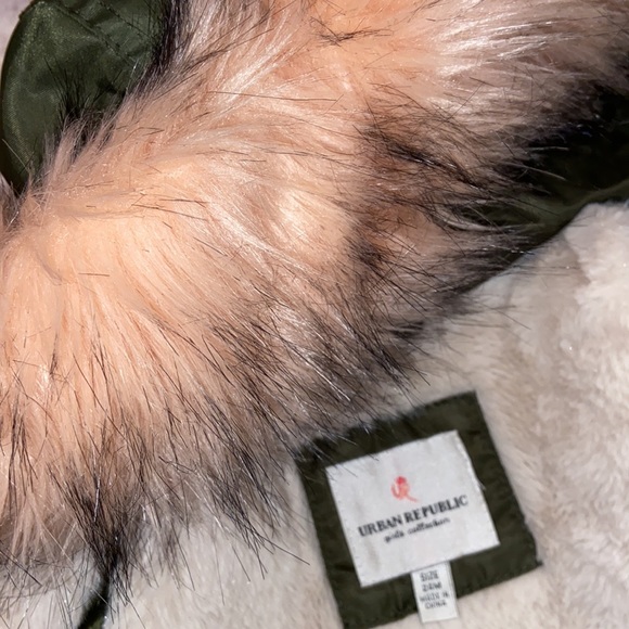 Toddler Girl’s Green Jacket. - Picture 4 of 4